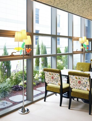 高級寝具、ミニバー (無料)、セーフティボックス (室内)、デスク