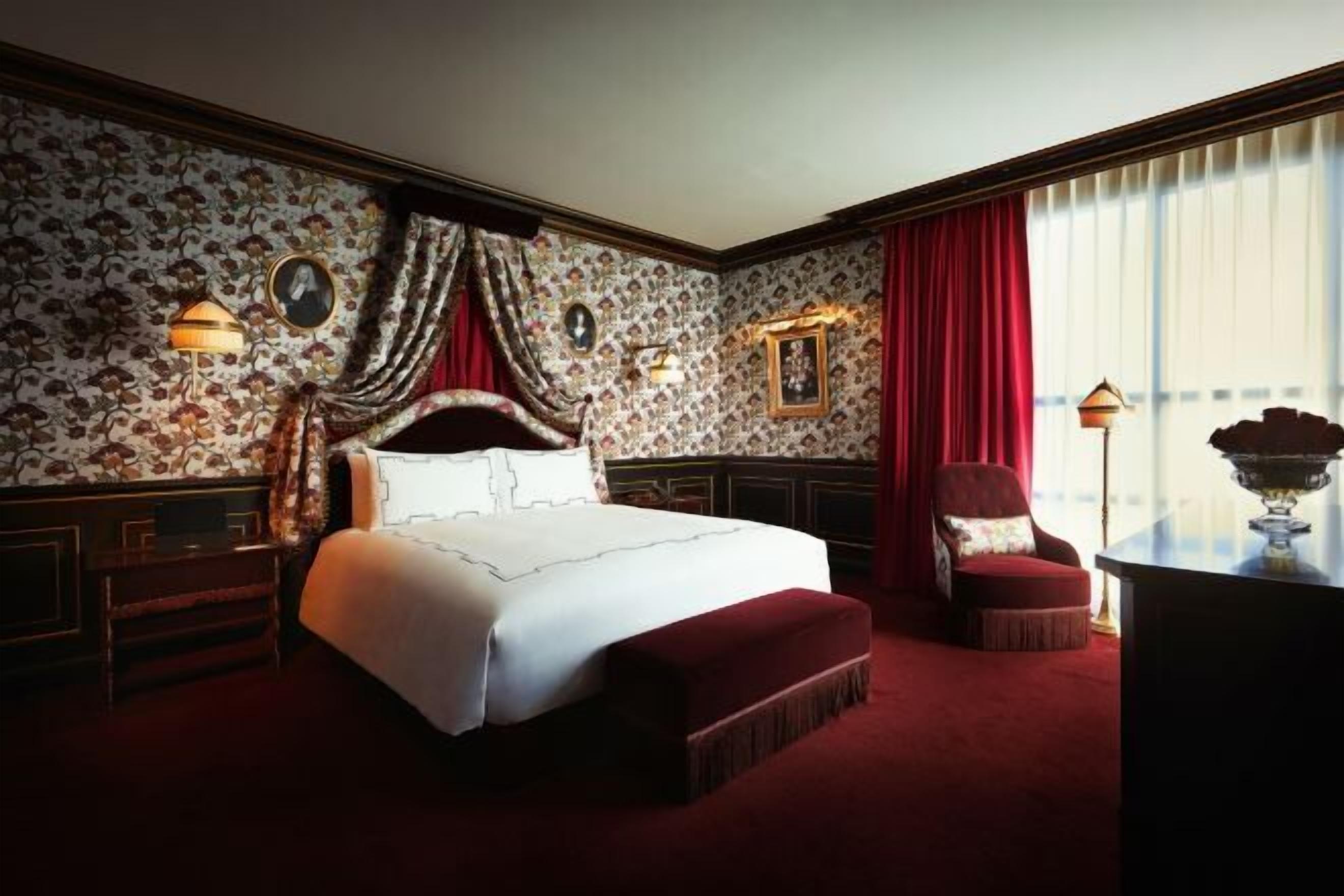 Luxe beddengoed, een gratis minibar, een kluis op de kamer, een bureau