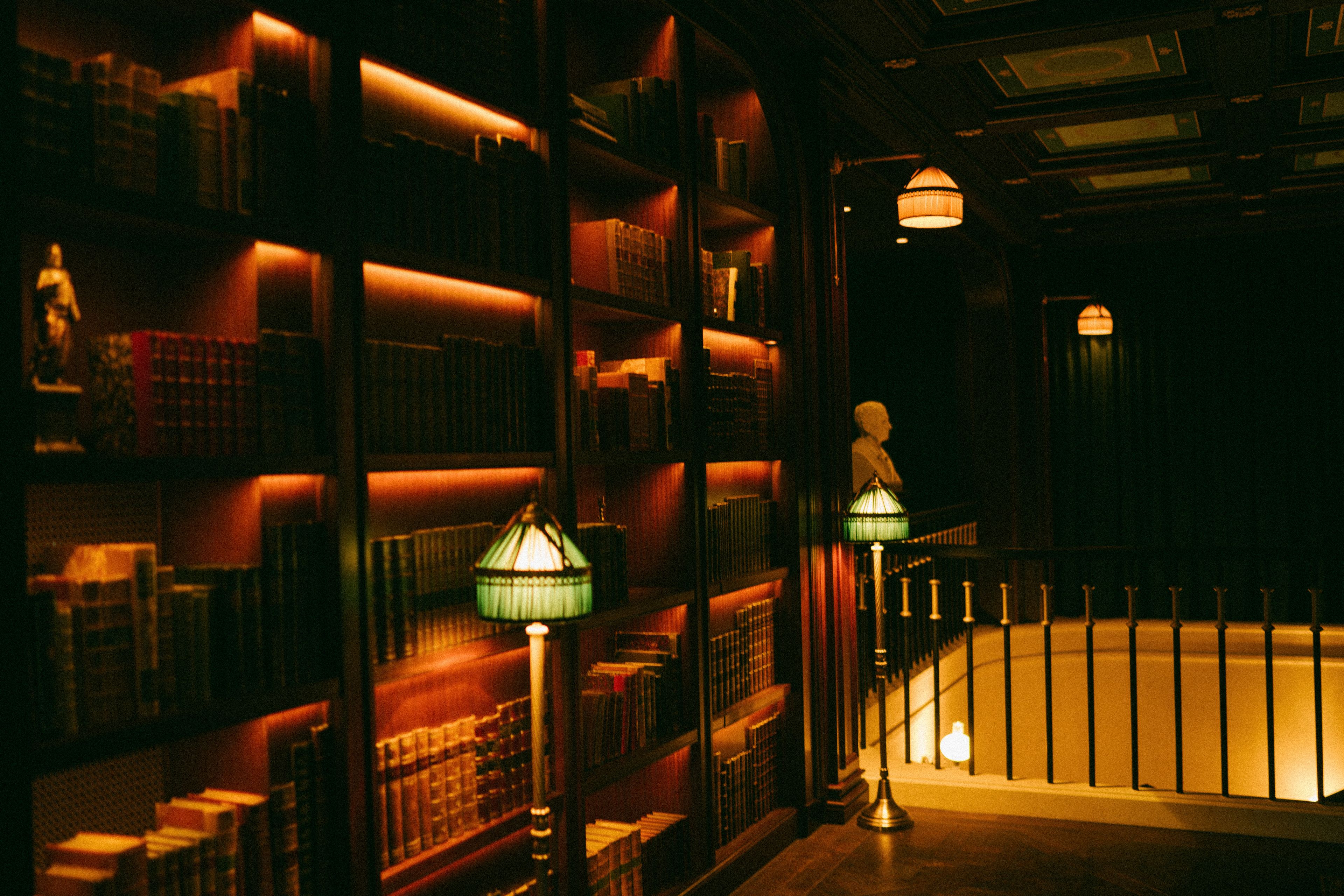 2 bars/lounges, cocktail bar