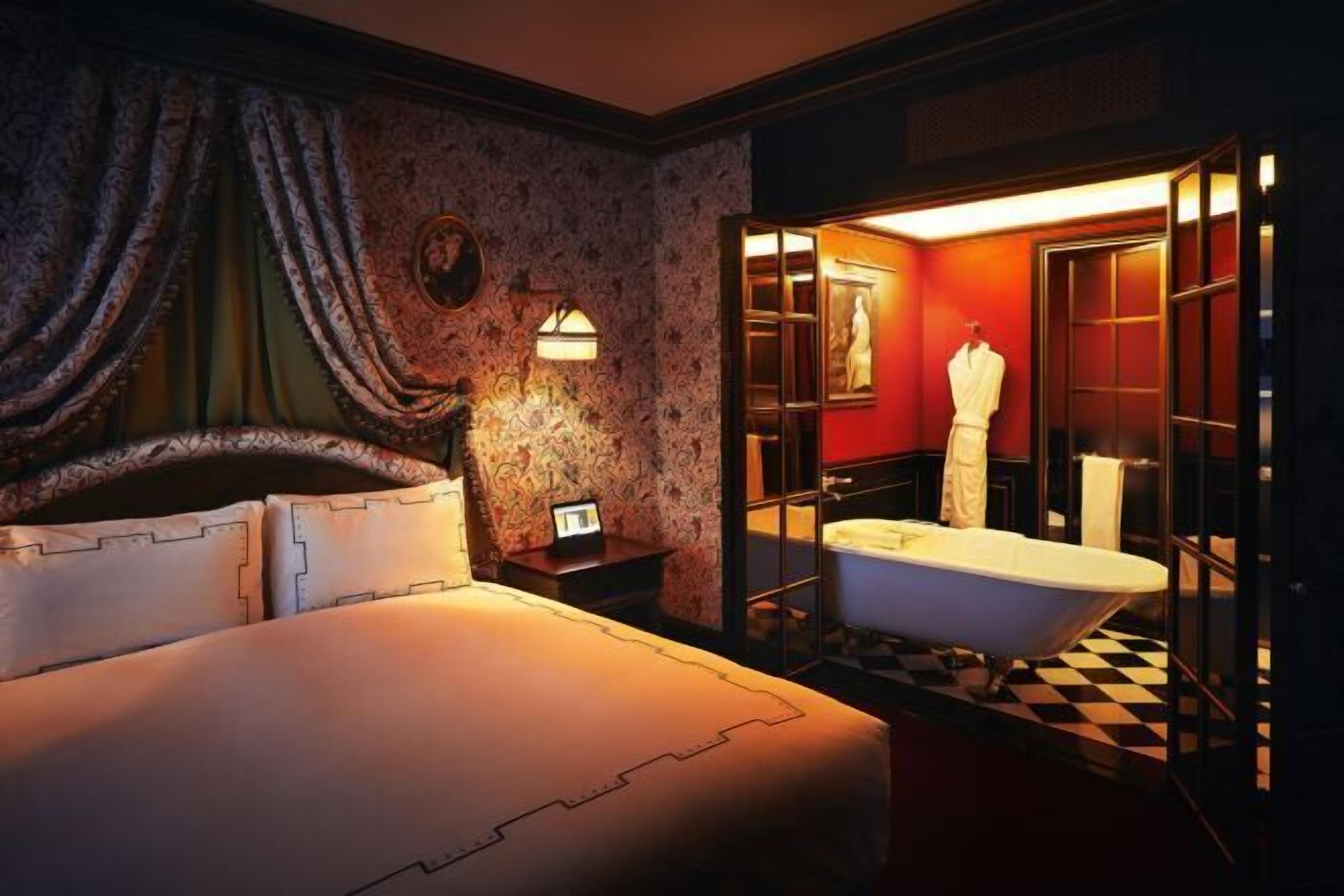 Luxe beddengoed, een gratis minibar, een kluis op de kamer, een bureau