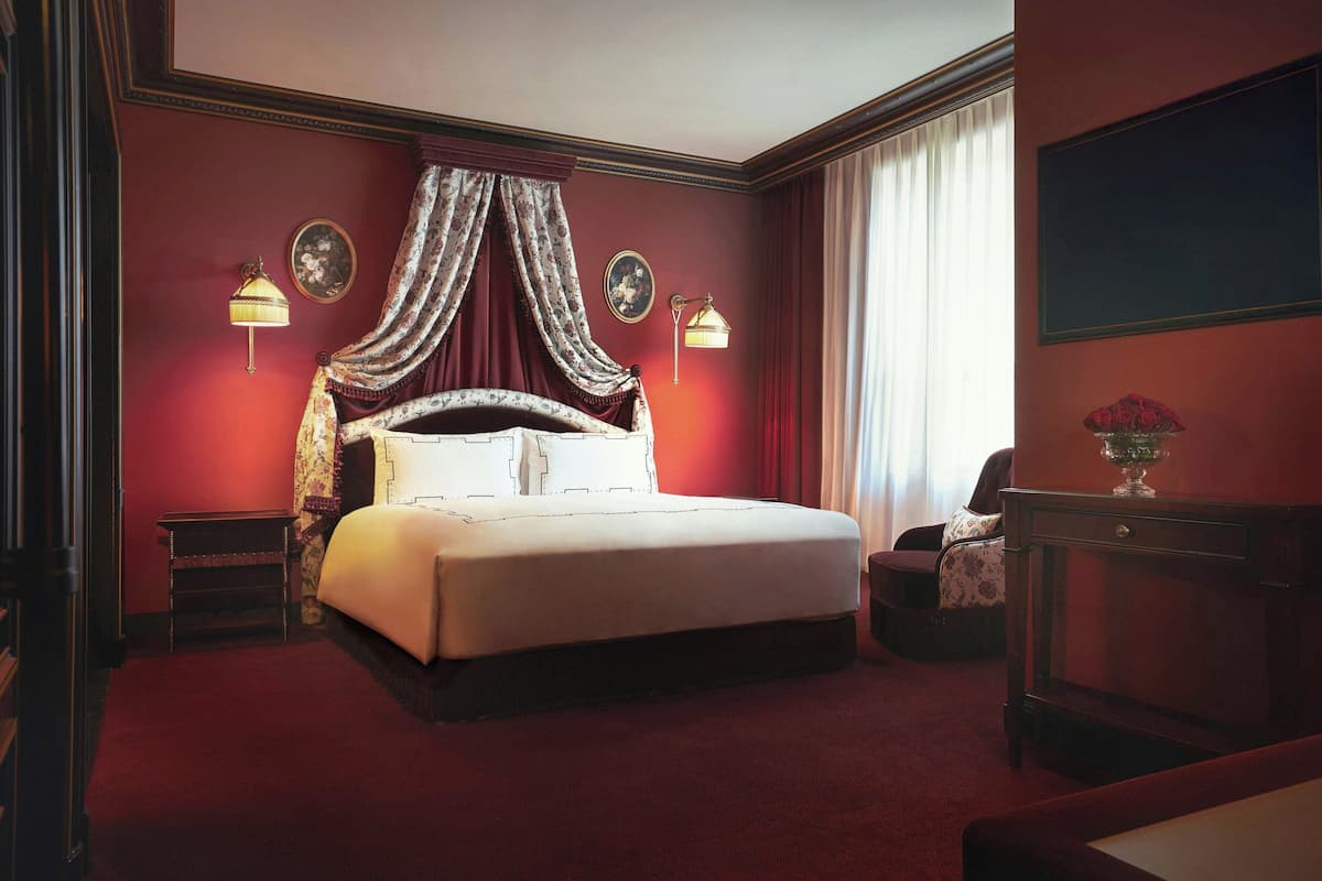 Secret, Guest Room, 1 King, City View | Premium bedding, free minibar, in-room safe, desk