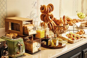 Minibar con artículos gratuitos y caja de seguridad en la habitación 
