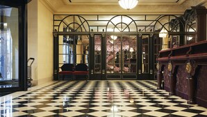 A lobby with a checkered floor, a reception desk, and a seating area with chairs. - L’Escape, a Luxury Collection Hotel, Seoul Myeongdong (Seoul)