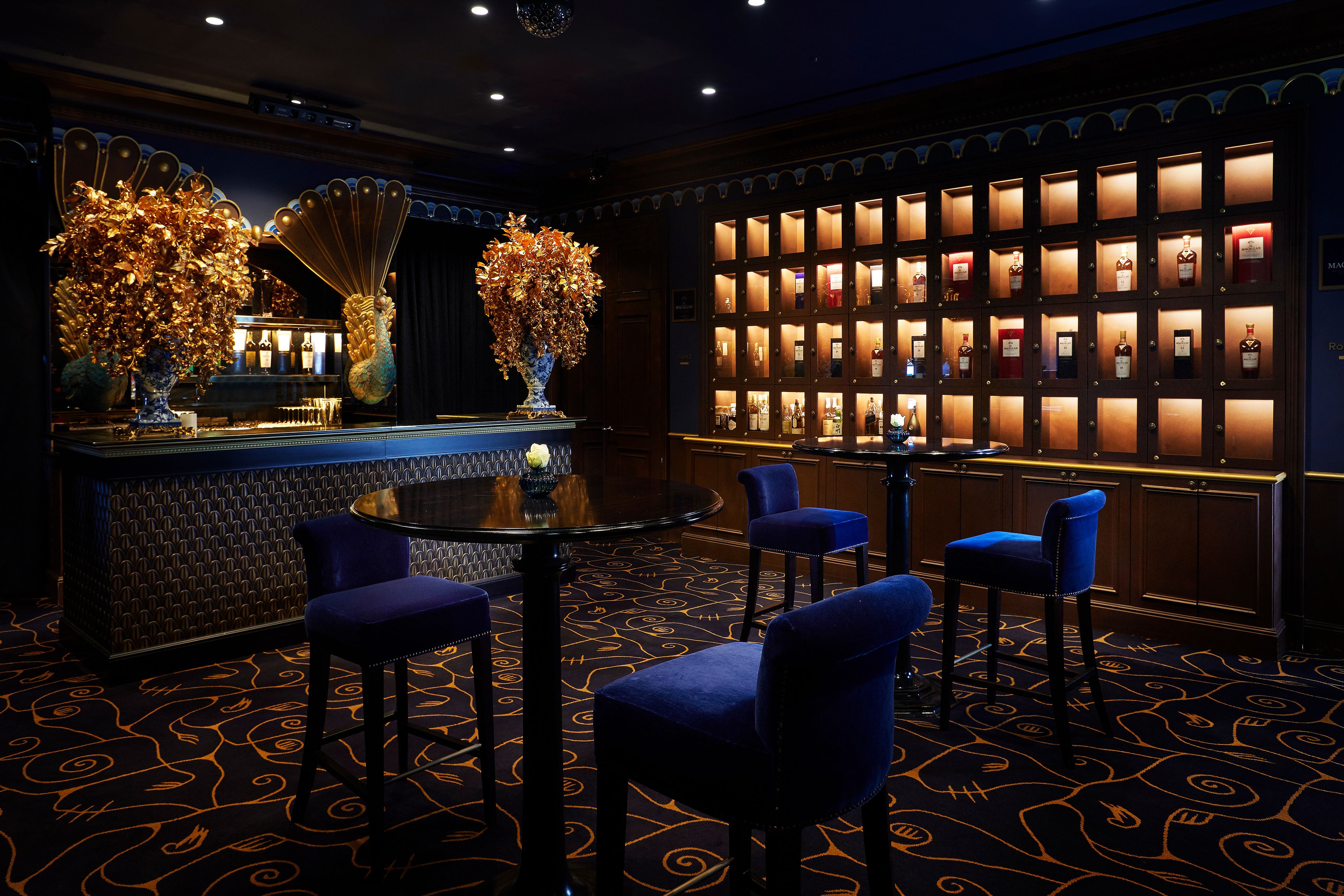 2 bars/lounges, cocktail bar