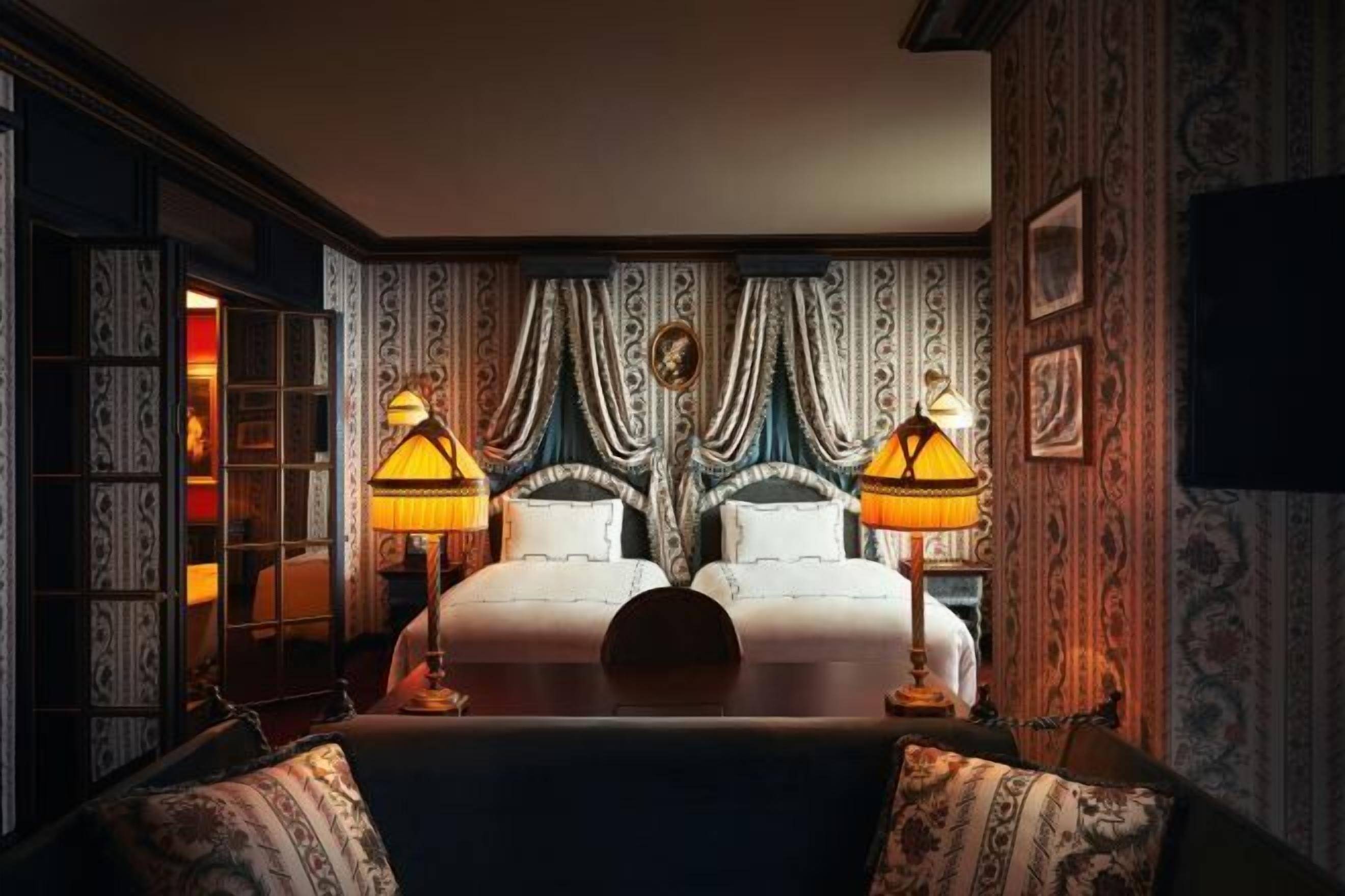 Luxe beddengoed, een gratis minibar, een kluis op de kamer, een bureau