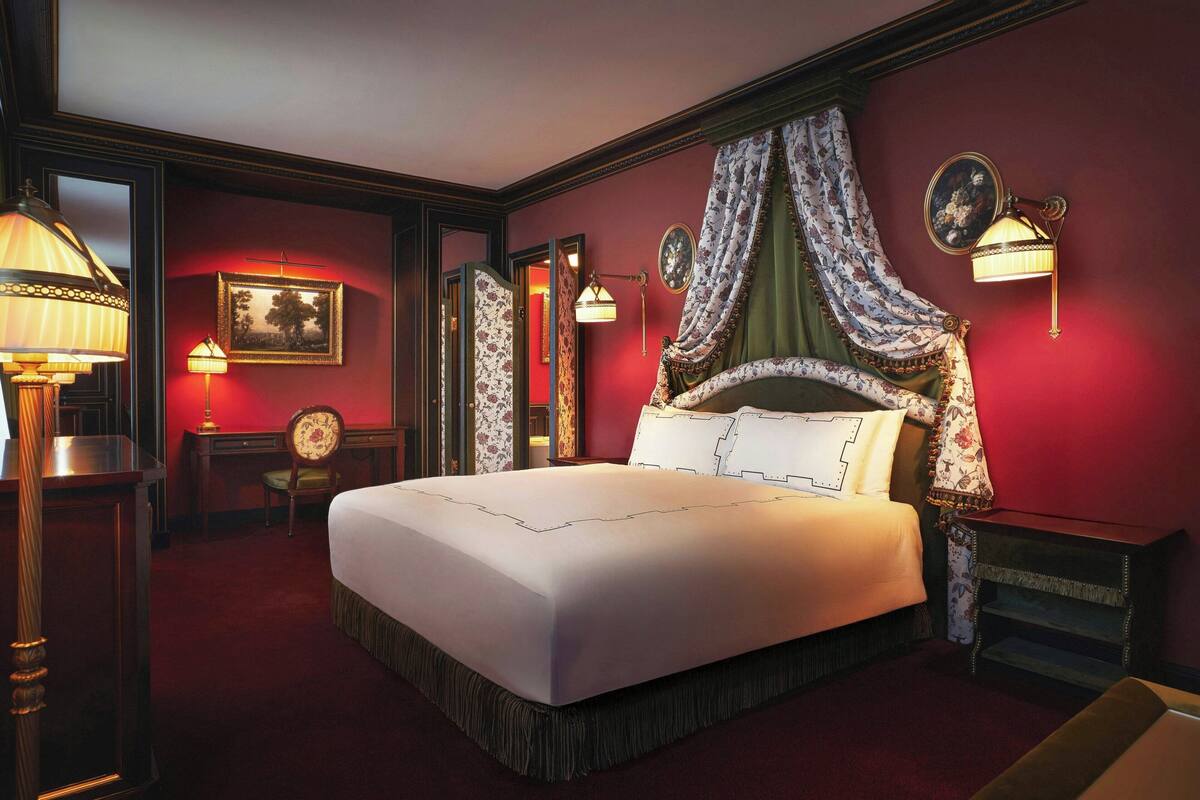 Secret, 1 King Bed, City View | Minibar (free items), in-room safe, desk, laptop workspace