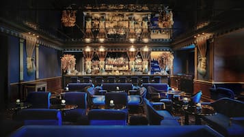 2 bars/lounges, cocktail bar