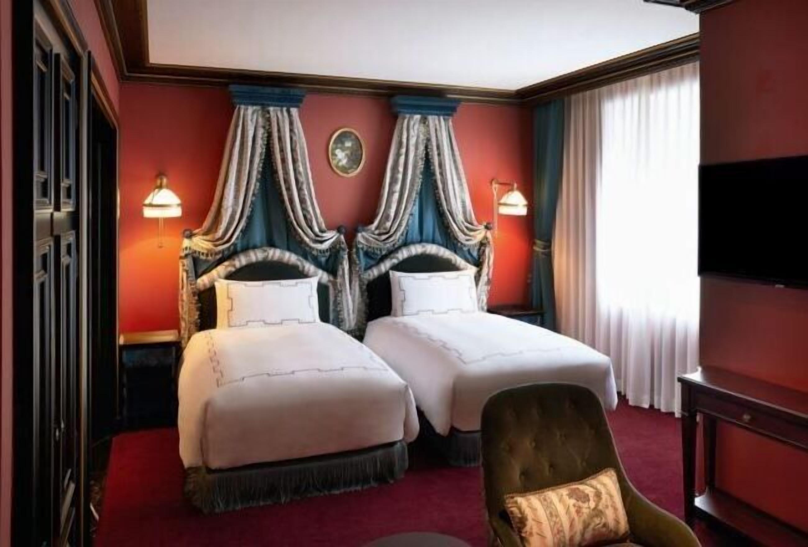 Luxe beddengoed, een gratis minibar, een kluis op de kamer, een bureau