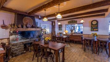 Daily continental breakfast (EUR 6 per person)