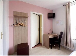 Desk, soundproofing, iron/ironing board, free WiFi