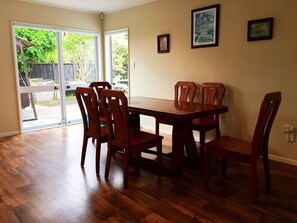 Flat-screen TV - Sunny Home (Auckland)