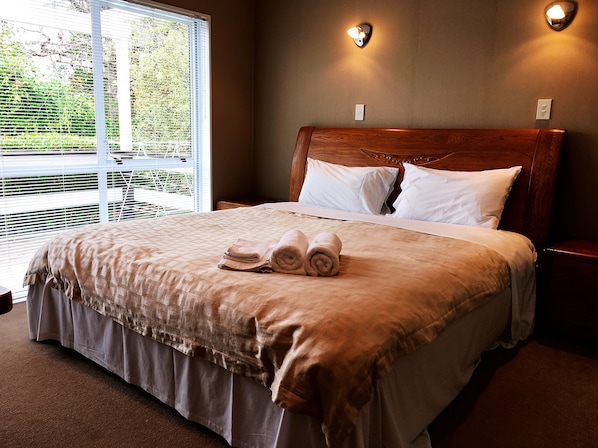 Desk, blackout drapes, free WiFi, bed sheets - Sunny Home (Auckland)