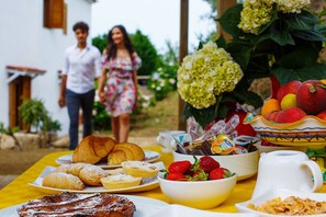 Daily continental breakfast (EUR 10 per person)