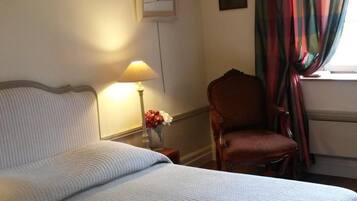 Individueel gedecoreerd, individueel gemeubileerd, een bureau