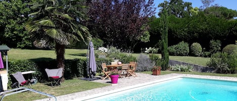 Piscine extérieure (ouverte en saison), parasols de plage