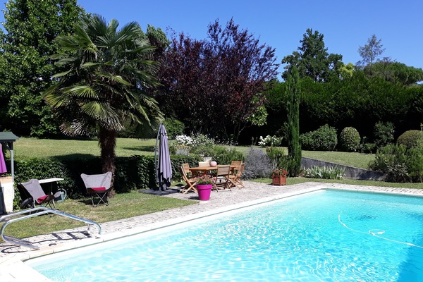 Seasonal outdoor pool, pool umbrellas, sun loungers