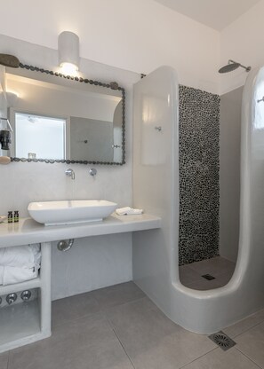 Bathroom - Tania Milos (Milos)