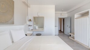 Chambre Triple, vue mer | Coffres-forts dans les chambres, chambres insonorisées