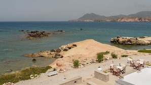 على الشاطئ