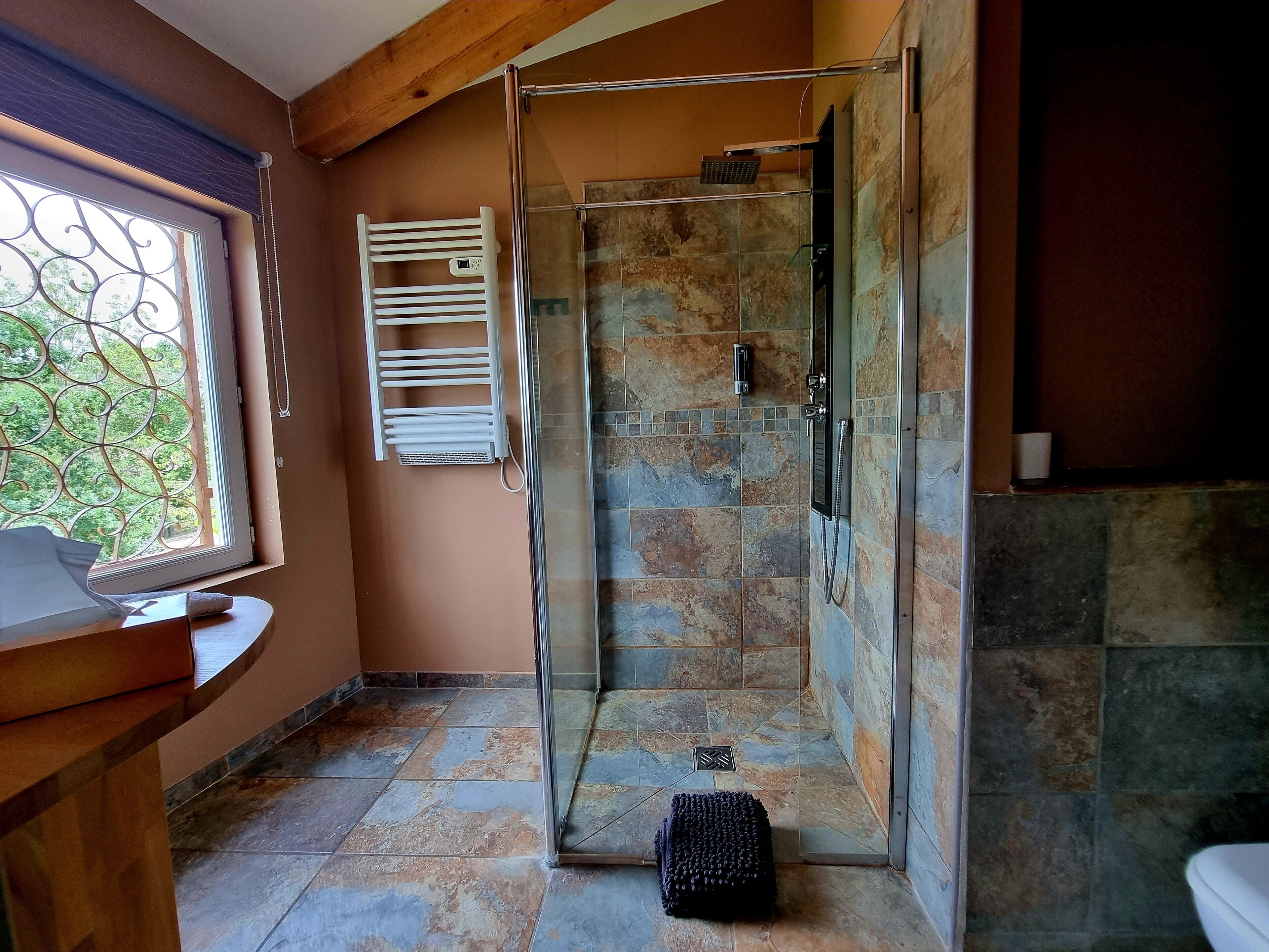 Deluxe-Doppelzimmer, 1 King-Bett, eigenes Bad, Gartenblick (Pic Saint Loup ) | Badezimmer | Dusche, Haartrockner, Bademäntel, Handtücher