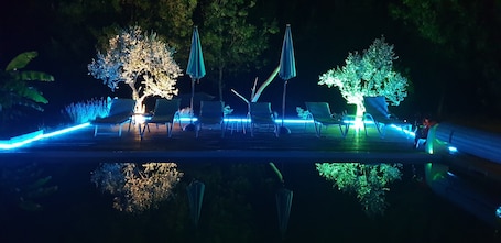 Una piscina al aire libre de temporada, sombrillas. Villa Alyzea