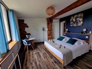 Chambre Double Deluxe, 1 grand lit, salle de bains privée, vue piscine ( Saint Chinian ) | 1 bedroom, memory foam beds, soundproofing, free WiFi - Villa Alyzea (Bessan)