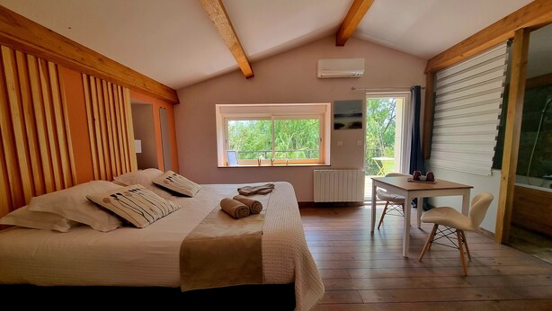 A bedroom with a bed, a desk, and a window. - Villa Alyzea (Bessan)