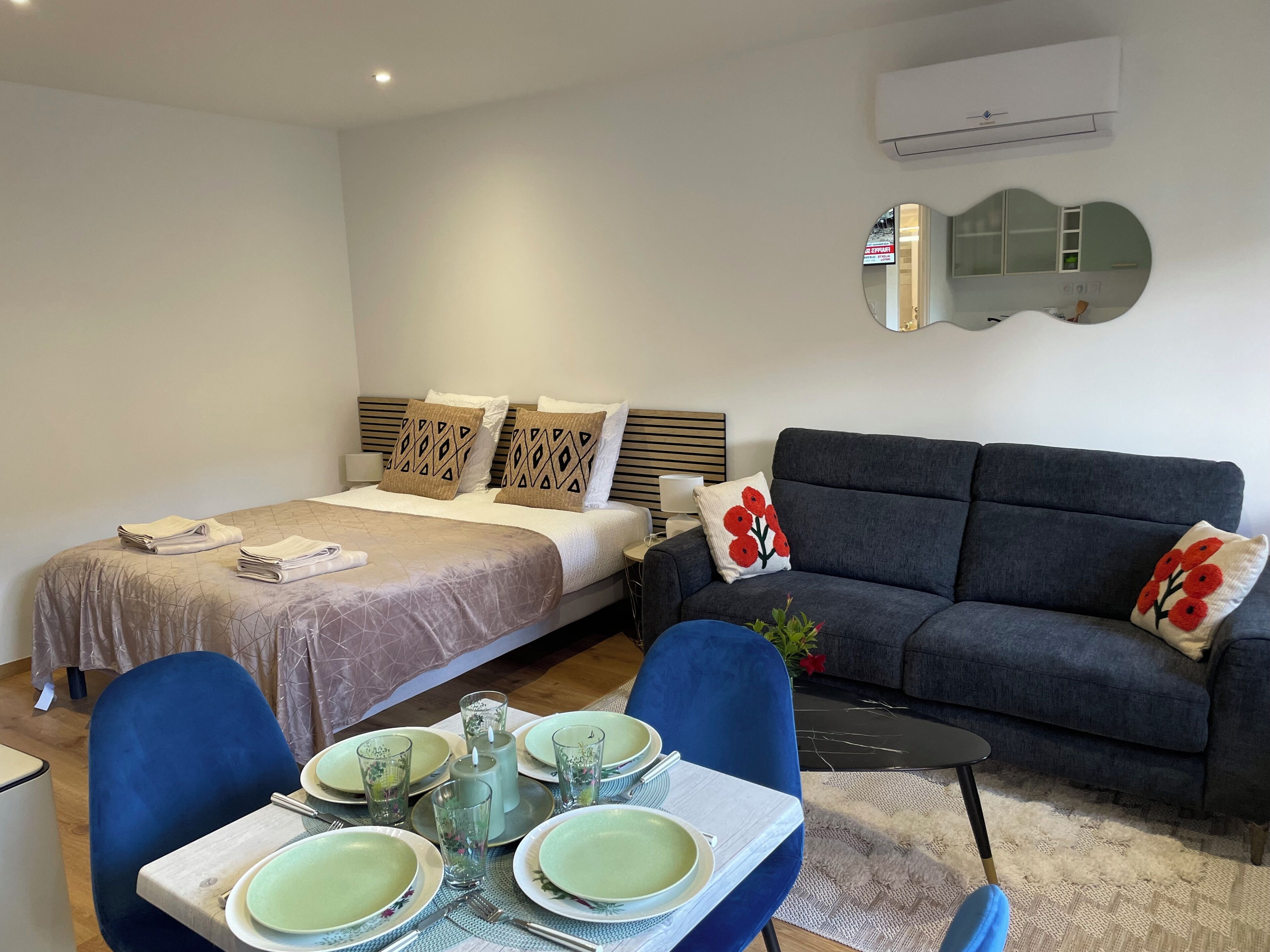Deluxe Studio Suite | Blackout drapes, free WiFi, bed sheets