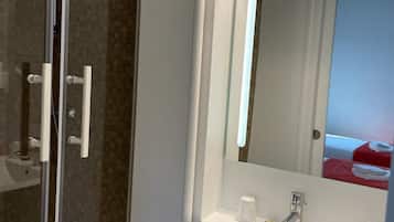 Quadruple Room | Bathroom