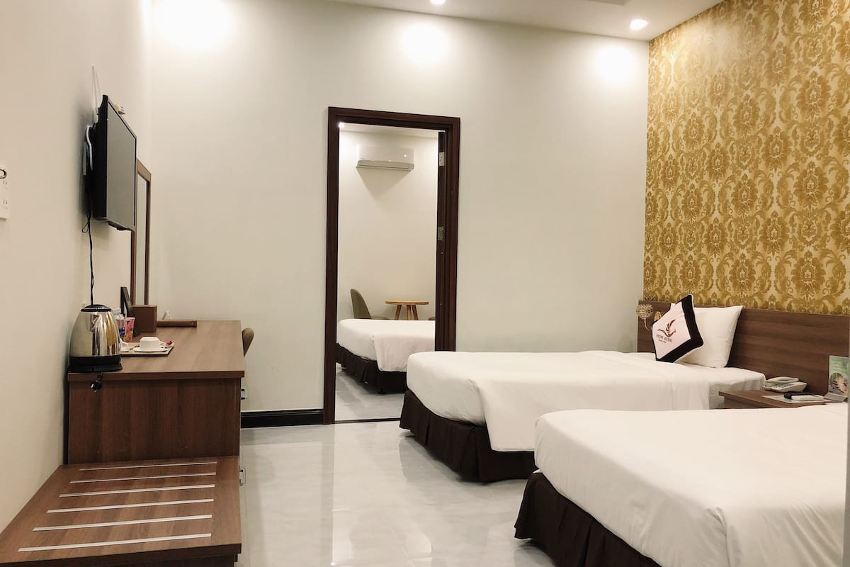 family room | minibar, in-room safe, desk, soundproofing