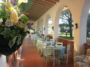 屋外ダイニングエリア