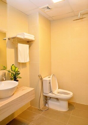 Shower, designer toiletries, hair dryer, slippers - BlueHome (Hanoi)