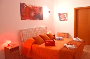Familienstudio, 1 Schlafzimmer, barrierefrei, Gartenblick | 1 Schlafzimmer, individuell eingerichtet, Zustellbetten, Bettwäsche