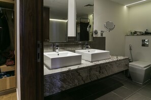 Apartment, 2 Bedrooms | Bathroom | Combined shower/tub, free toiletries, hair dryer, towels