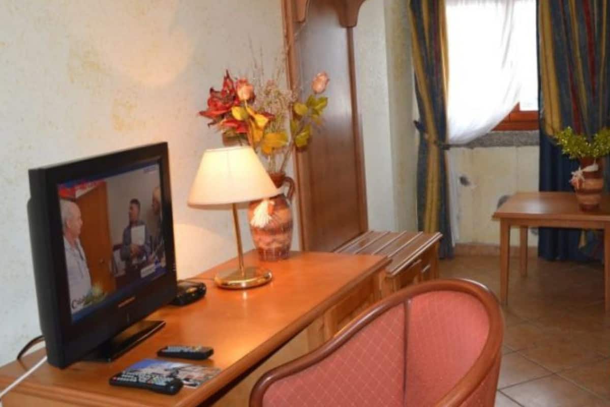 Minibar, coffres-forts dans les chambres, bureau, rideaux occultants