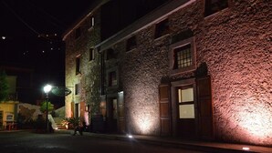 Un bâtiment en pierre sur lequel on peut lire l’inscription : « Hôtel de la Plage ».