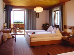 Zimmersafe, individuell eingerichtet, Schreibtisch