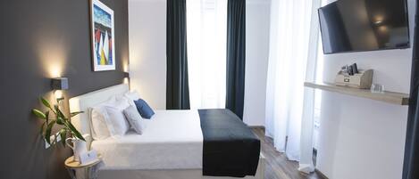 Suite Junior, 1 très grand lit, salle de bains privée, vue ville | Draps italiens Frette, literie de qualité supérieure