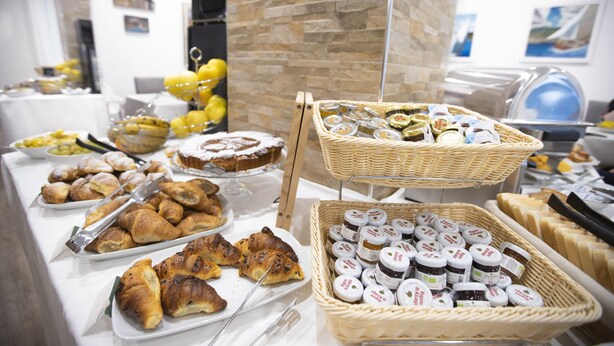A buffet with various pastries, bread, and jams. - Hotel Tergeste (Trieste)