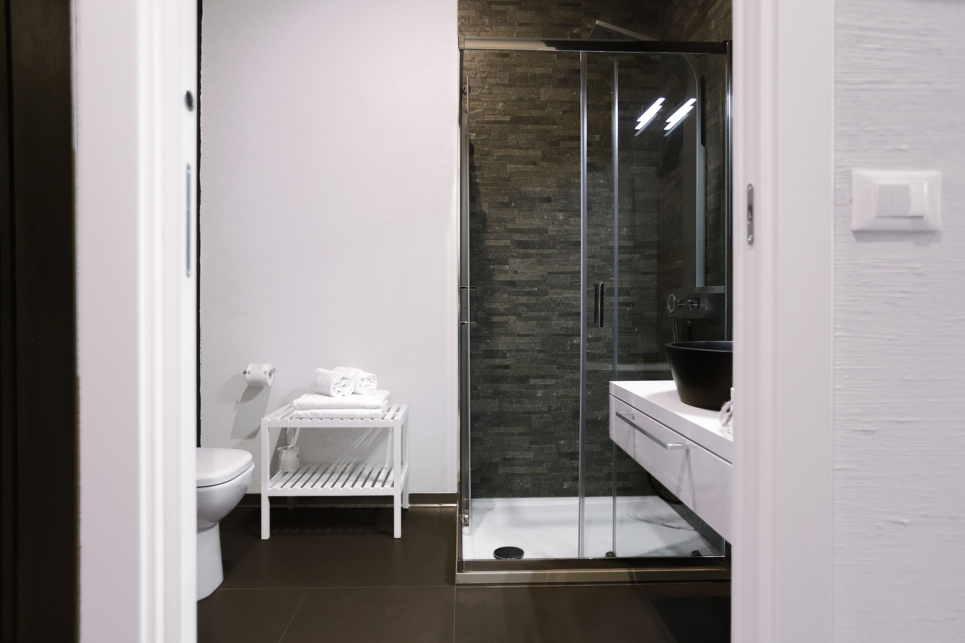 executive double room, 1 king bed, private bathroom, city view | bathroom | shower, hydromassage showerhead, designer toiletries, hair dryer