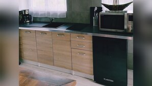 A modern kitchen with a built-in stove, microwave, and sink. - Le Clos des Mylandes (Dax)