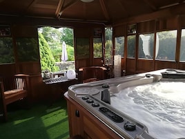 Apartment, Private Bathroom, Garden View (Le VIGNEMALE) | Spa | Hot tub