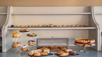 TĂ€gliches inbegriffenes FrĂŒhstĂŒcksbuffet
