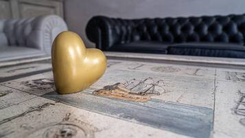Un objeto con forma de corazón sobre un suelo de baldosas con una ilustración de barco.