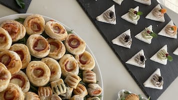 Eine Auswahl an Gebäck und Desserts auf einem Tisch.