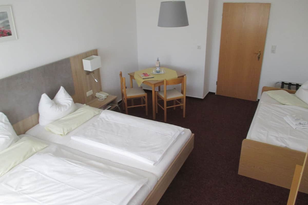 triple room | desk, free wifi, bed sheets