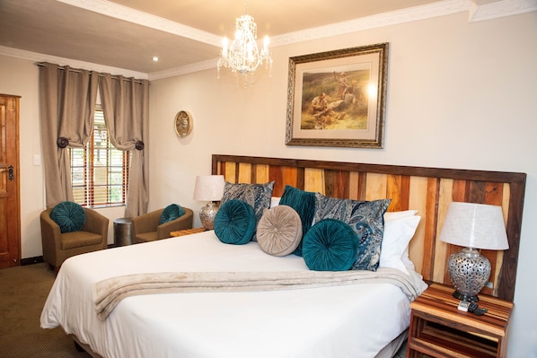 Ropa de cama de alta calidad y caja de seguridad en la habitación