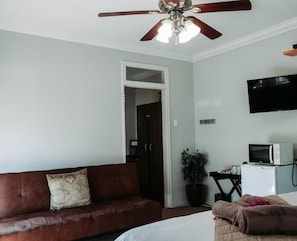 Ropa de cama de alta calidad y caja de seguridad en la habitación