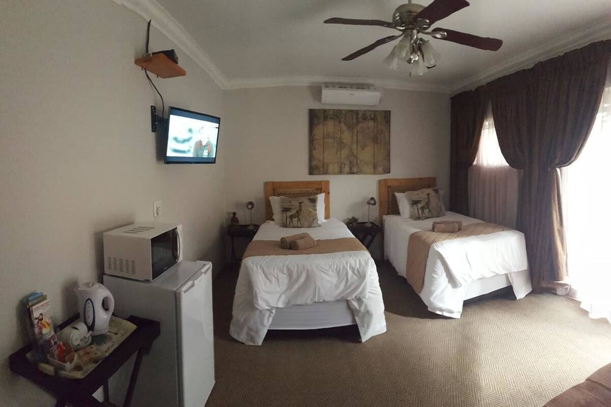 Quarto família | Roupas de cama premium, cofres nos quartos, escrivaninha