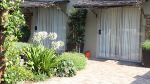 Un giardino con diverse piante e una struttura a pergola.